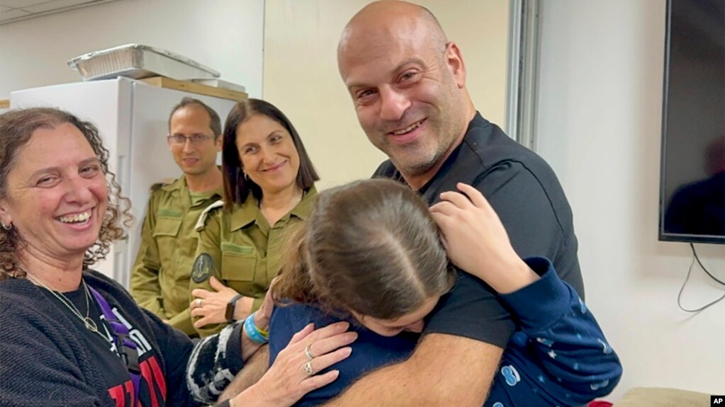 2023年11月26日星期日，被释放的人质希拉·罗特姆-肖沙尼在以色列与她的叔叔团聚。 （以色列陆军提供图片，美联社转发）(photo:VOA)