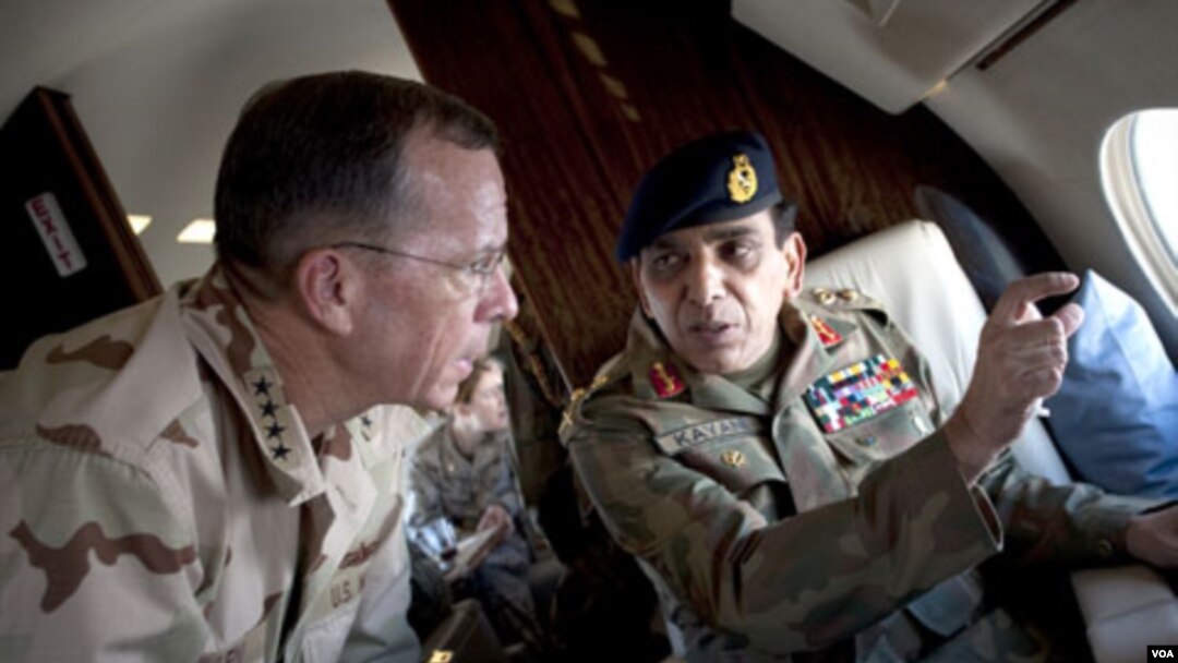 Jenderal Ashfaq Parvez Kayani (kanan), memberikan informasi kepada Laksamana Mike Mullen dalam peninjauan dari pesawat udara di utara Pakistan, 24 Juli 2010.