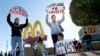 Trabajadores protestan frente a un McDonald´s en Arizona en reclamo de que se les suba el salario mínimo 