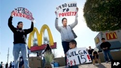 Trabajadores protestan frente a un McDonald´s en Arizona en reclamo de que se les suba el salario mínimo 