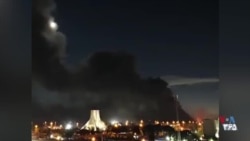 ستون دود سیاه و غلیظ در اطراف میدان آزادی، شمال فرودگاه مهرآباد در تهران- ۴:۲۵ بامداد دوشنبه ۱۷ فروردین