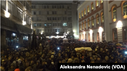 Nekoliko hiljada ljudi okupilo se večeras u centru Beograda na protestu (Foto: Glas Amerike)