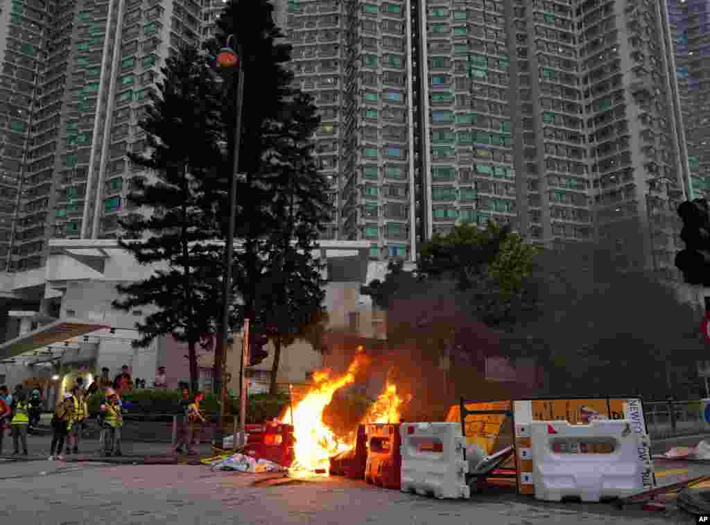 在抗議者在機場附近的東涌站附近點火焚燒障礙並破壞路標後，消防人員滅火。 (2019年9月1日)