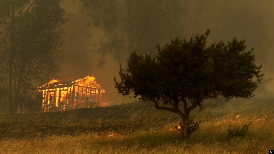 Ngọn lửa thiêu rụi một khu công trình hôm 15/5/2014 ở Escondido, California.