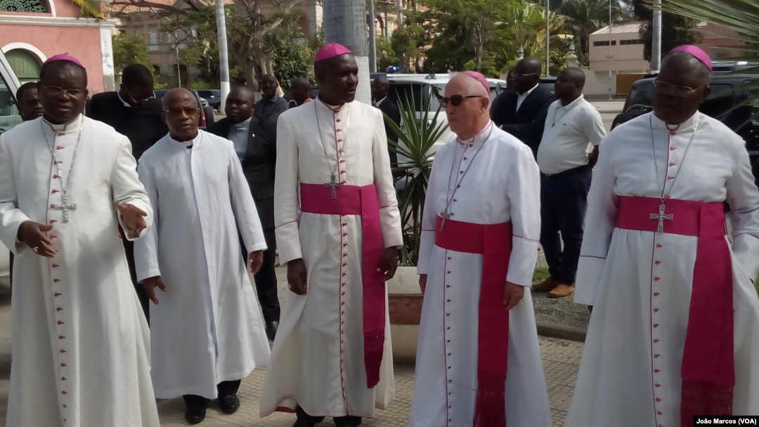 Bispos católicos, Angola