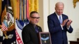 Presidenti Biden gjatë ceremonisë së dhënies së Medaljeve të Nderit në Uashington