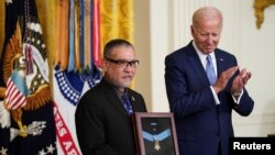 Presidenti Biden gjatë ceremonisë së dhënies së Medaljeve të Nderit në Uashington