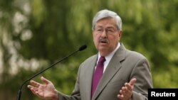 Duta Besar baru AS untuk China, Terry Branstad memberikan keterangan kepada media di Beijing, 28 Juni 2017. 