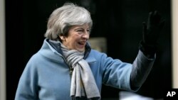 De acuerdo con los plazos vigentes, el Reino Unido debe salir en nueve días, pero el Parlamento rechazó dos veces el acuerdo de divorcio negociado por la primera ministra británica, Theresa May.