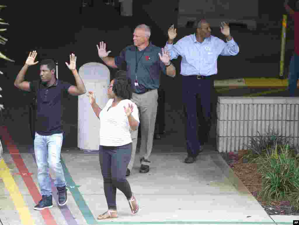 Les passagers, mains levées, abandonnent leurs bagages à l&rsquo;extérieur de l&#39;aéroport international de Fort Lauderdale, en Floride, 6 janvier 2017. 