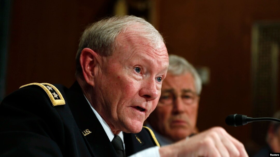 Ketua Dewan Kepala Staf Angkatan Bersenjata Amerika, Jenderal Martin Dempsey, dan Menteri Pertahanan AS Chuck Hagel dalam pertemuan dengan subkomisi Senat Amerika, Rabu (18/6). (Reuters/Larry Downing)
