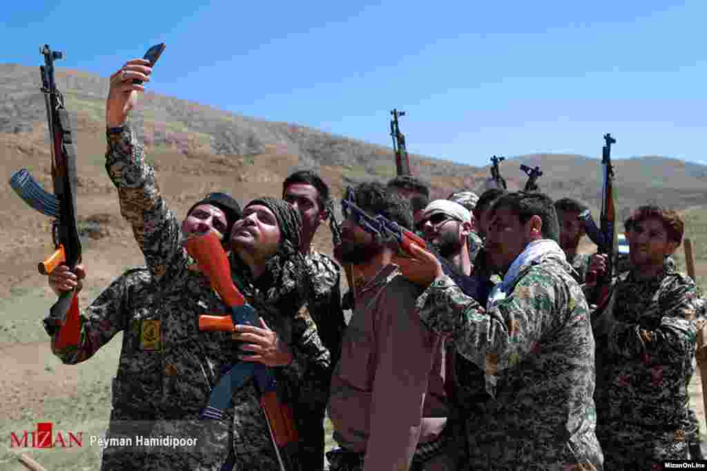 سلفی بسیجی ها وسط رزمایش. سپاه در بجنورد رزمایشی به نام &laquo;الی بیت المقدس&raquo; داشت که هدف آن برخورد با دشمن و تامین امنیت داخلی عنوان شد. عکس: پیمان حمیدپور 