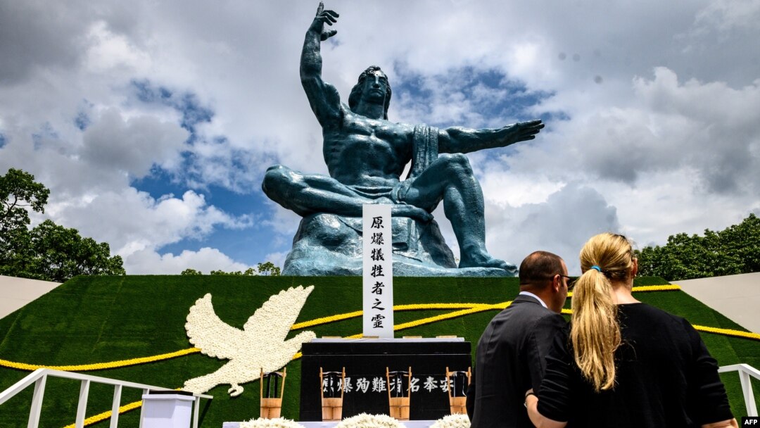 Ljudi stoje ispred Spomenika miru nakon ceremonije povodom obeležavanja 75. godišnjice bacanja atomske bombe na Nagasaki, 9. avgusta 2020.