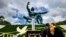 Watu wamesimama katika uwanja wenye sanamu la amani, Peace Statue kuadhimisha miaka 75 tangu Nagasaki ilipopigwa bomu la atomic Leo Agosti 9, 2020.