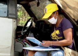 Ante la pérdida de sus ingresos como maestra, Mary Ramos, se dedica a la venta de frutas y verduras en Tegucigalpa, Honduras.