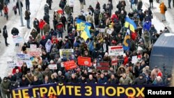 На фото: Акція прихильників експрезидента України Петра Порошенка у Києві