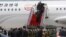 Severnokorejski lider Kim Jong Un silazi iz aviona tokom svoje posjete Kini, u Dalianu, na nedatiranoj fotografiji koju je 9. maja 2018. objavila sjevernokorejska Korejska centralna novinska agencija (KCNA). 