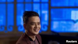 香港支持民主派歌手黃耀明因選舉站台獻唱遭起訴