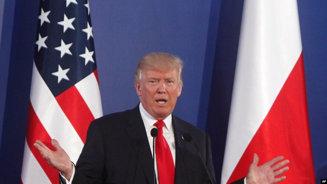 Presiden Amerika Serikat Donald Trump menjawab sebuah pertanyaan dalam konferensi pers bersama Presiden Polandia Andrzej Duda, di Warsawa, Polandia, 6 Juli 2017. (AP Photo/Czarek Sokolowski)