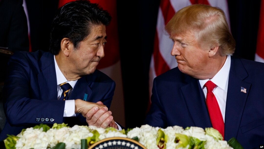 PM Jepang Shinzo Abe dan Presiden AS Donald Trump dalam pertemuan di New York tahun lalu (foto: dok). 