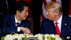 PM Jepang Shinzo Abe dan Presiden AS Donald Trump dalam pertemuan di New York tahun lalu (foto: dok). 