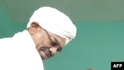 Le président soudanais Omar el-Béchir lors de l’élection présidentielle à Khartoum le 13 avril 2015.