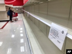 Фото: порожня полиця з паперовими виробами супермаркету Target, США, 19 березня 2020 року