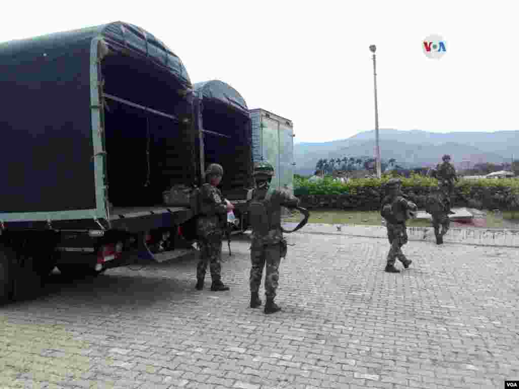 Llegan al puente Internacional Simón Bolívar fuerzas especiales del ejército colombiano, el 30 de abril de 2019. 