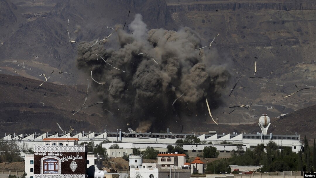 Meski gencatan senjata diberlakukan Selasa (12/5), koalisi pimpinan Saudi membom lokasi militer Houthi di Sana'a, Yaman (12/5).