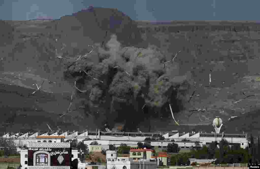 An airstrike hits a military site controlled by the Houthi group in Yemen&#39;s capital Sana&#39;a, May 12, 2015.