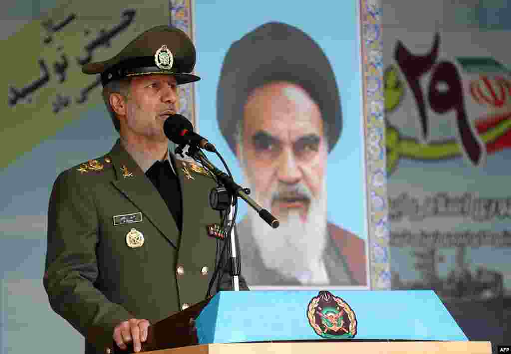 ایران کی فوج کے سربراہ جنرل عبدالرحیم موساوی نے بھی کرونا وائرس کے خلاف جنگ میں شریک 11 ہزار سے زائد فوجی طبّی عملے کے ارکان کا شکریہ ادا کیا۔ 