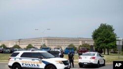 La policía bloquea una entrada al Pentágono luego de informes de múltiples disparos realizados en una plataforma de autobús cerca de la estación de metro de la instalación el martes 3 de agosto de 2021 en Washington. (Foto AP / Kevin Wolf)