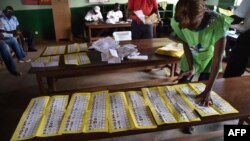 Election workers count votes after polls closed during the presidential and legislatives elections in Bangui's city center, Central African Republic, Dec. 30, 2015.