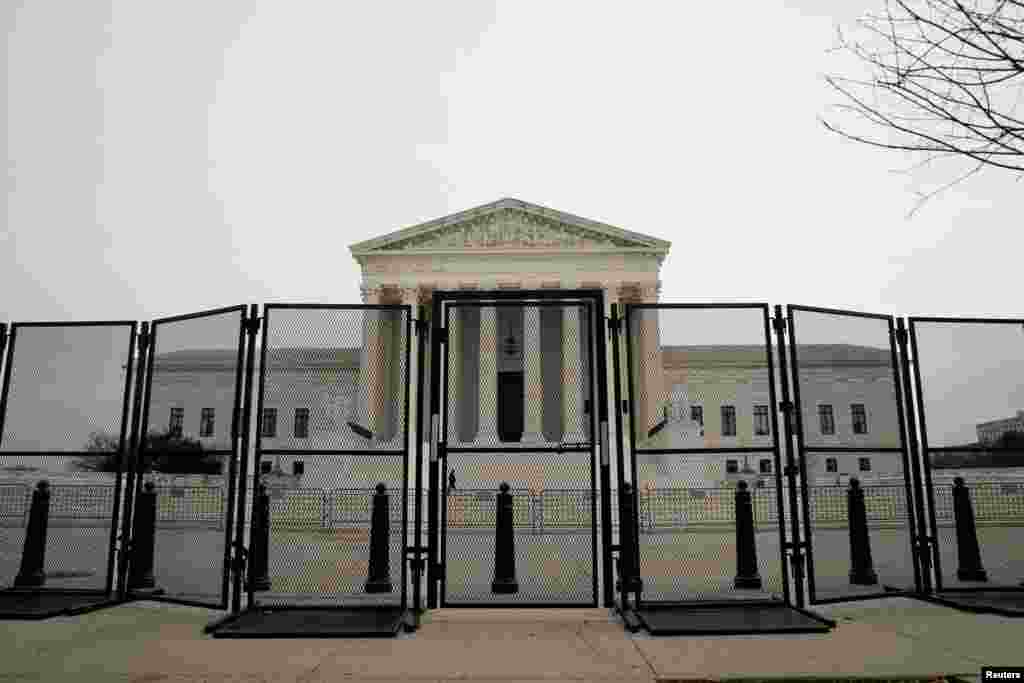 Una valla de seguridad rodea la Corte Suprema de Estados Unidos, al igual que otras zonas de inter&#233;s en la capital. 11 de enero de 2021.