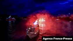 kapal ikan Prancis memblokir jalan masuk menuju pelabuhan Saint-Malo ketika para nelayan memprotes hak-hak mereka setelah Brexit resmi diberlakukan, pada 26 November 2021. (Foto: AFP/Sameer Al-Doumy)