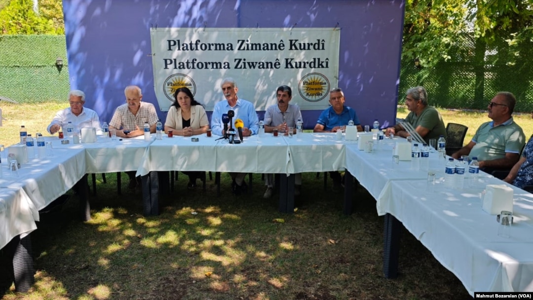 Her yıl olduğu gibi bu yıl da, okullar açılmadan zorunlu Kürtçe eğitim talebi gündeme geldi.