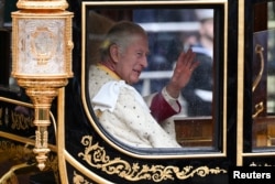 Raja Charles III berkeliling dengan Diamond Jubilee Coach yang dibuat pada 2012 untuk memperingati 60 tahun pemerintahan Ratu Elizabeth II. (Foto: via Reuters)