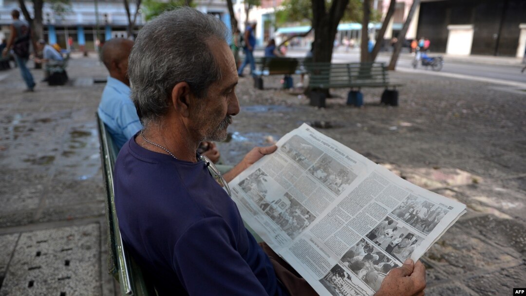 Seorang pria membaca koran di Havana, Kuba, 19 Mei 2018. 