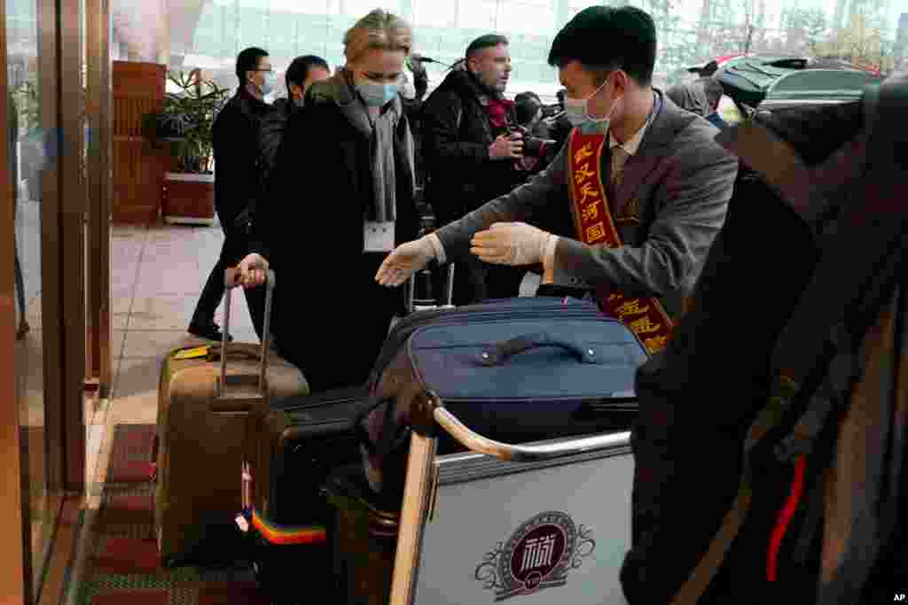 گروه بازرسان سازمان جهانی بهداشت از شهر ووهان چین باز می‌گردند. آنها درباره منشا کرونا تحقیق می‌کردند و بعد از چندین ماه چین به آنها اجازه ورود به کشور را داد. 