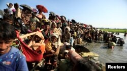 'Yan Rohingya da suke arcewa daga Myanmar zuwa kasar Bangladesh