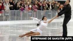 Sarah Abitbol et Stéphane Bernadis le 02 décembre 2006 à Paris à l'occasion de l'inauguration de la patinoire de l'Hôtel de Ville. Des enquêtes sont en cours depuis la parution d'un livre de l'ancienne patineuse, dans lequel elle accuse l'entraîneur Gilles Beyer de viol. (AFP)