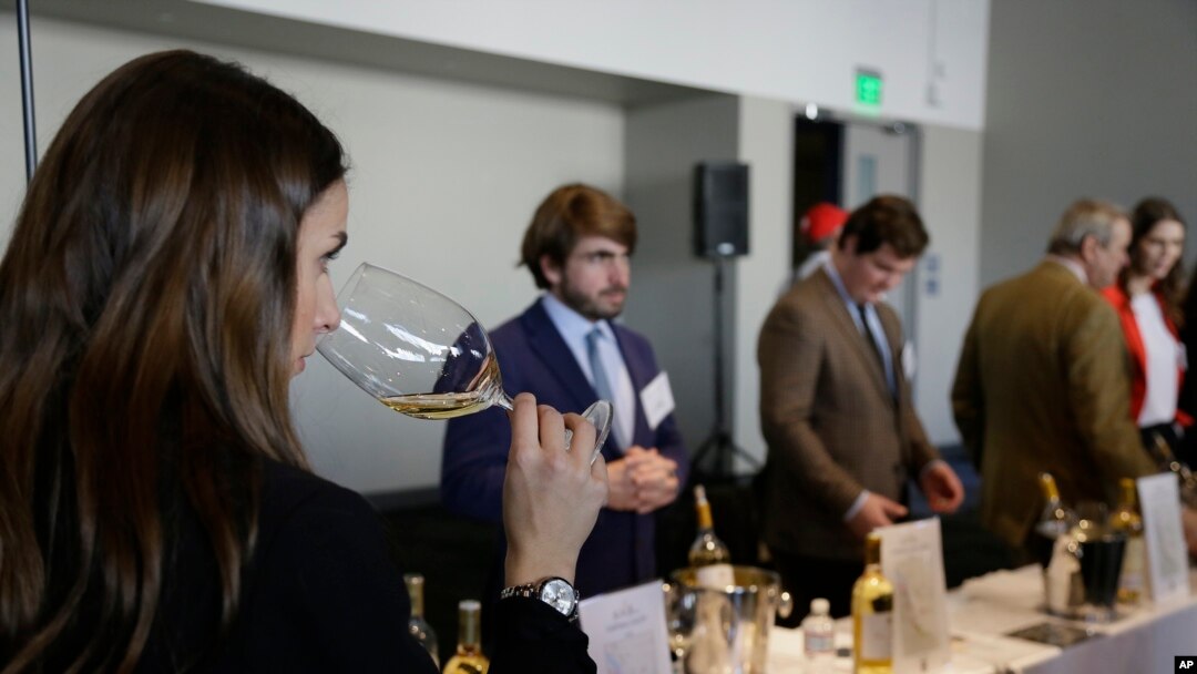 Seorang wanita mencicipi minuman anggur dari tahun 2015 Barsac Sauternes selama perhelatan pencicipan anggur yang disebut the Union des Grand Crus of Bordeaux tanggal 25 Januari 2018 di San Fransisco, CA (foto: AP Photo/Eric Risberg)