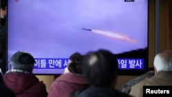 韩国电视报道朝鲜发射导弹。（路透社2024年1月30日）