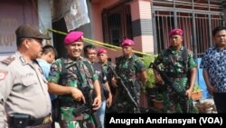 Kawasan rumah dari guru spiritual RMN berinsial SA di Kecamatan Medan Belawan yang dijaga ketat petugas gabungan, Kamis (14/11). (Foto: Anugrah Andriansyah)