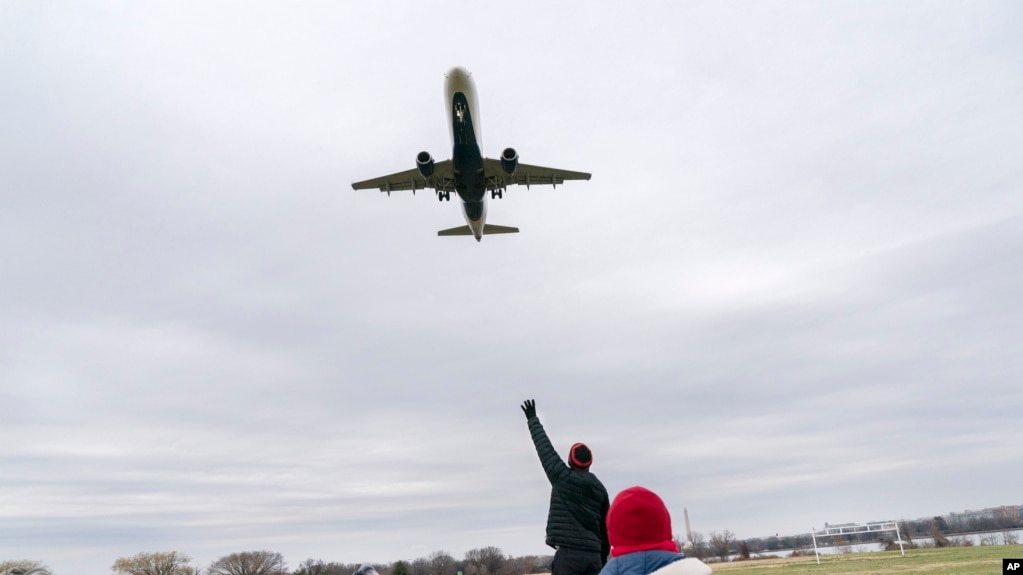 ARCHIVO - Avión comercial se prepara para aterrizar en el Aeropuerto Nacional Reagan, en Arlington, Virginia, captado el 27 de diciembre de 2021.