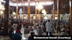 Suasana salat Jumat di salah satu masjid di Solo, Jumat, 20 Maret 2020. (Foto: Muhammad Ismail/istimewa)