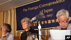 Author Keiko Ochiai, journalist Satoshi Kamata and Nobel literature laureate Kenzaburo Oe prepare to speak to reporters in Tokyo, February 8, 2012.