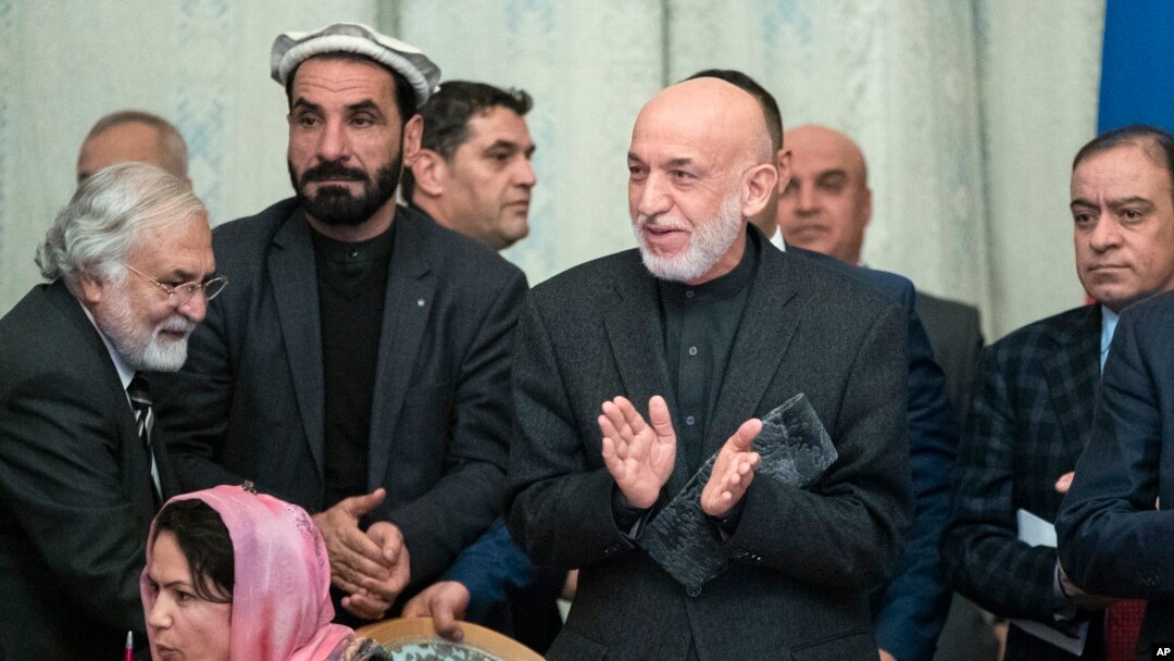 Afg'onistonning sobiq Prezidenti Hamid Karzay (o'ngdan ikkinchi) Moskvada Tolibon vakillari bilan o'tgan muzokaralarda. 6-fevral, 2019