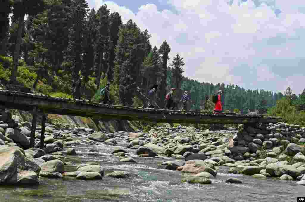 کشمیر کے طلبہ دشوار گزار پہاڑی رستوں سے ہوتے ہوئے اپنے اسکول جاتے ہیں۔