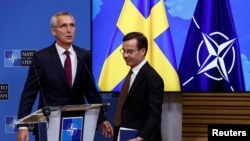 Sekretaris Jenderal NATO Jens Stoltenberg (kiri) dan Perdana Menteri Swedia Ulf Kristersson menggelar konferensi pers di markas NATO di Brussels, Belgia, pada 20 Oktober 2022. (Foto: Reuters/Yves Herman)